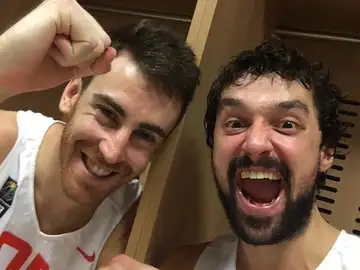 Llull celebra el pase junto a Víctor Claver Llull celebra el pase junto a Víctor Claver