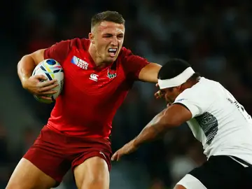 Sam Burgess se quita de encima a Tuapati Talemaitoga Sam Burgess se quita de encima a Tuapati Talemaitoga