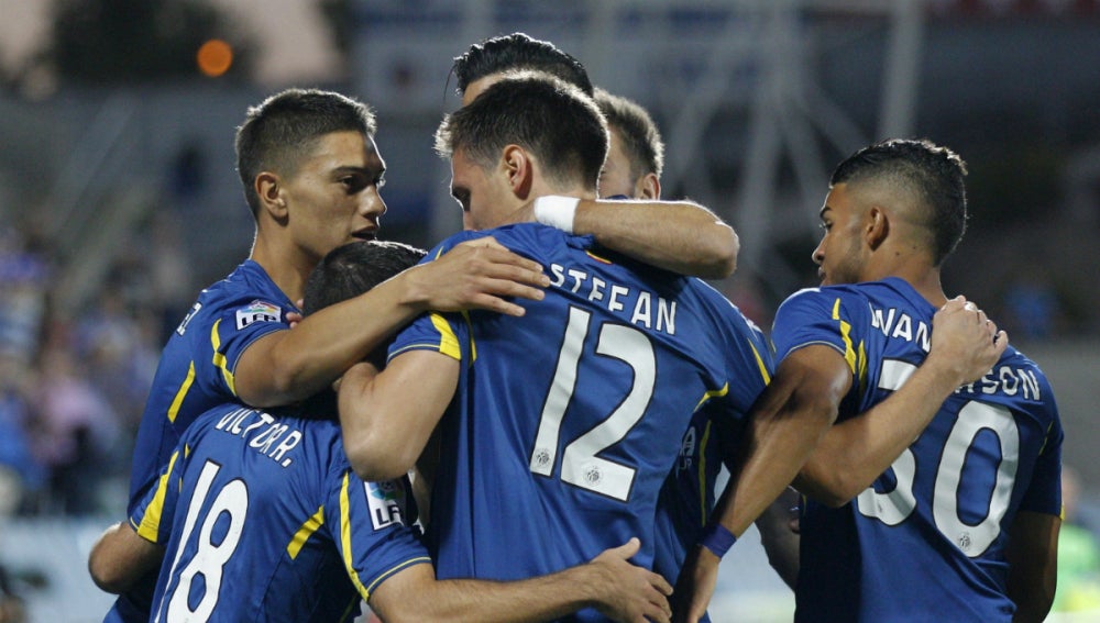Los jugadores del Getafe celebran el gol de Scepovic contra el Málaga