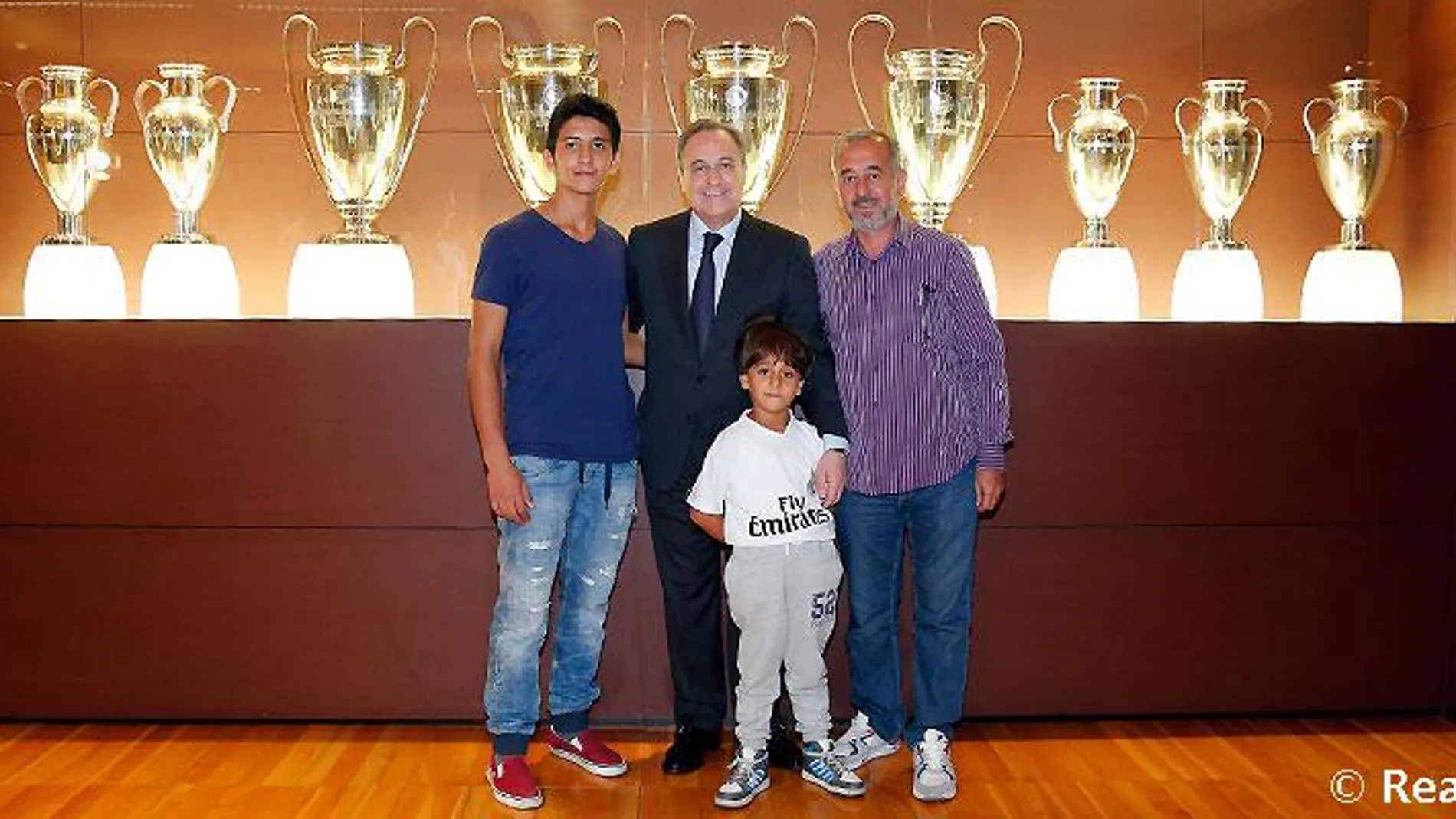 Florentino, con Osama y su familia Florentino, con Osama y su familia