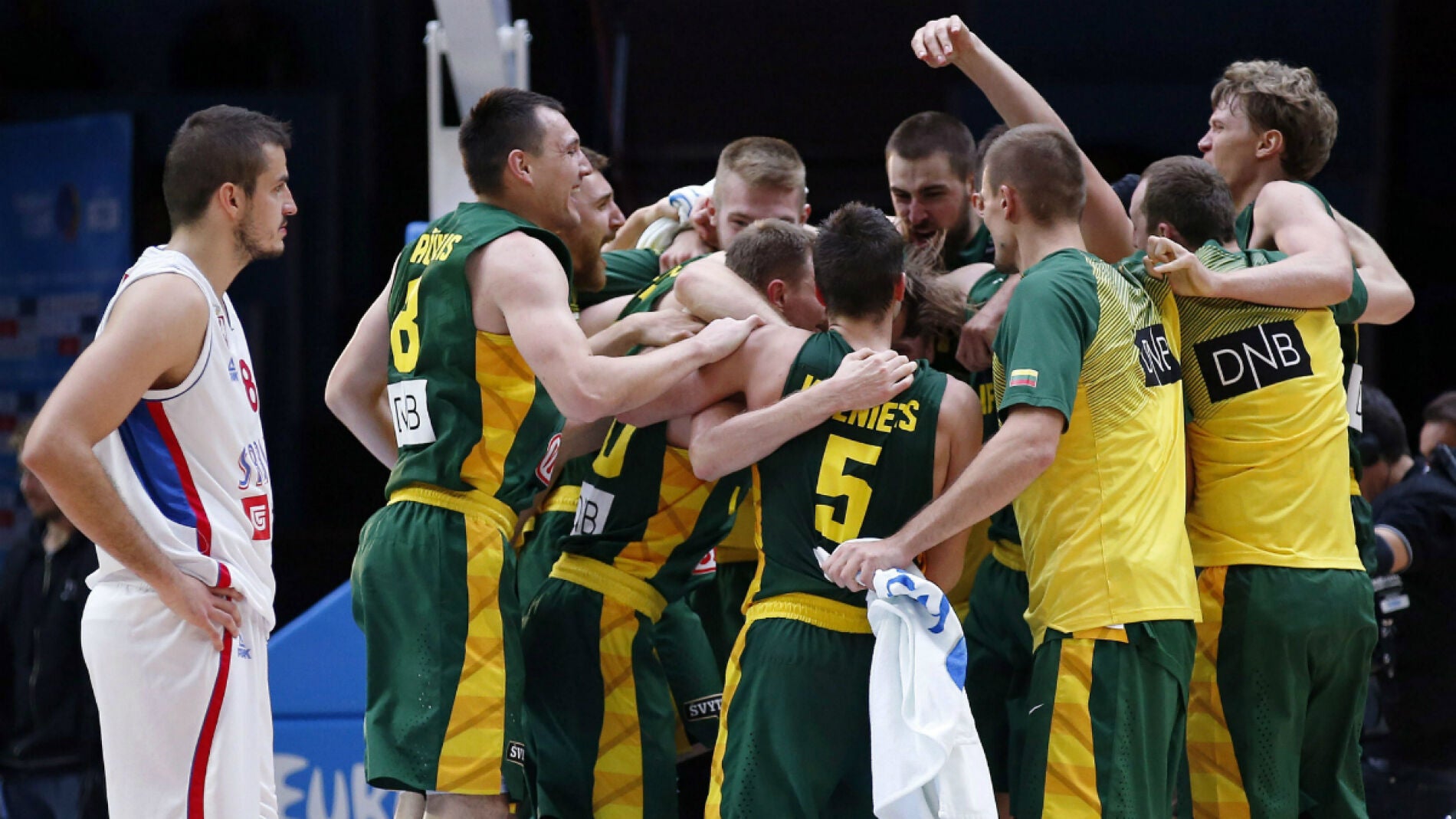 La selecci&oacute;n lituana celebra su pase a la final del Eurobasket