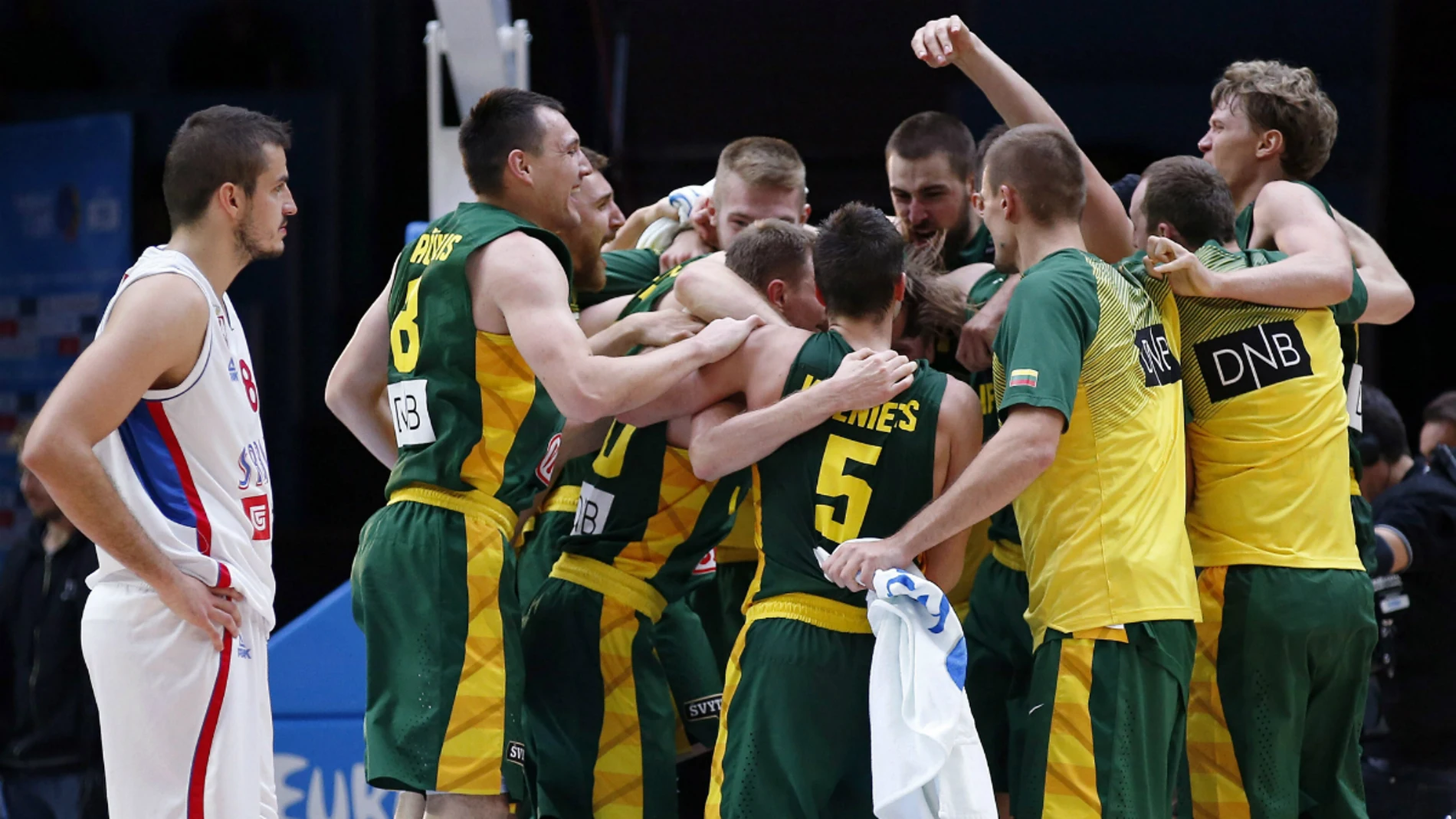 La selección lituana celebra su pase a la final del Eurobasket La selección lituana celebra su pase a la final del Eurobasket