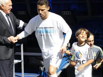 El hijo del refugiado sirio Osama, junto a Cristiano Ronaldo