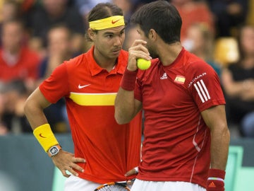Nadal y Verdasco dialogan en un momento del partido