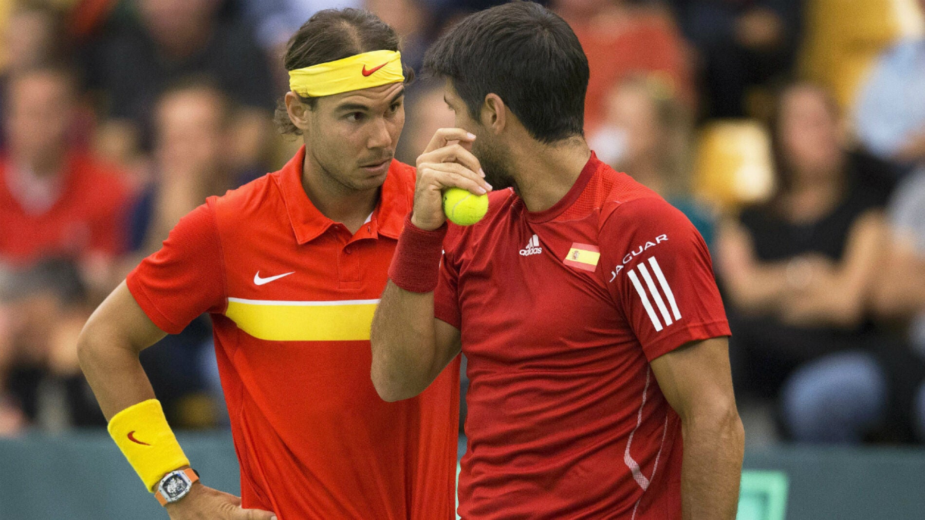Nadal y Verdasco dialogan en un momento del partido