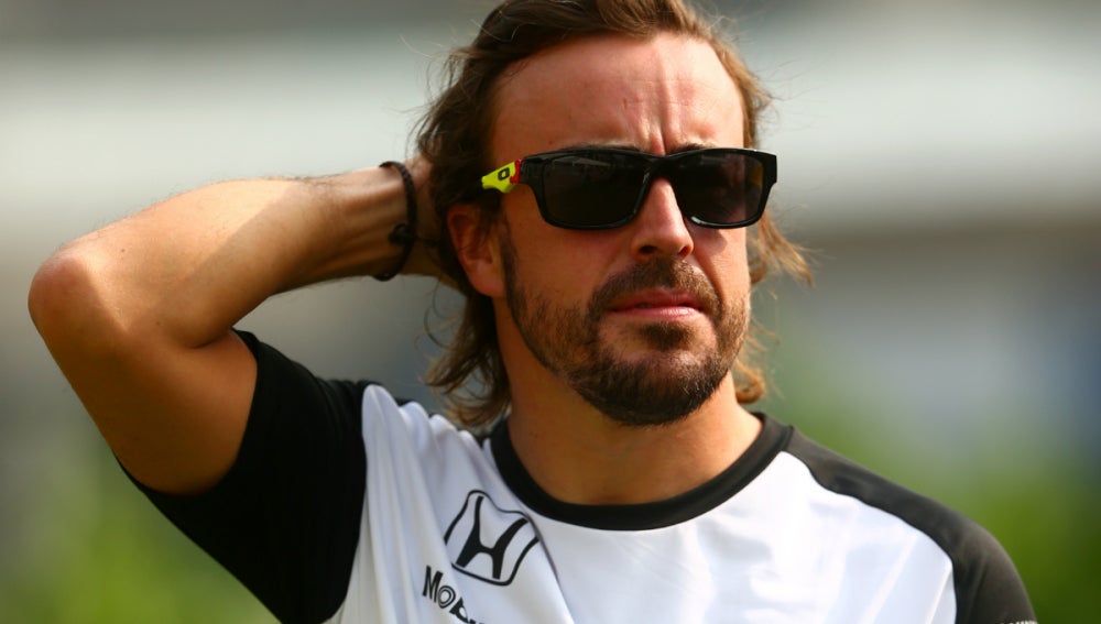 Alonso se atusa el pelo
