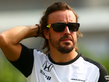 Alonso se atusa el pelo
