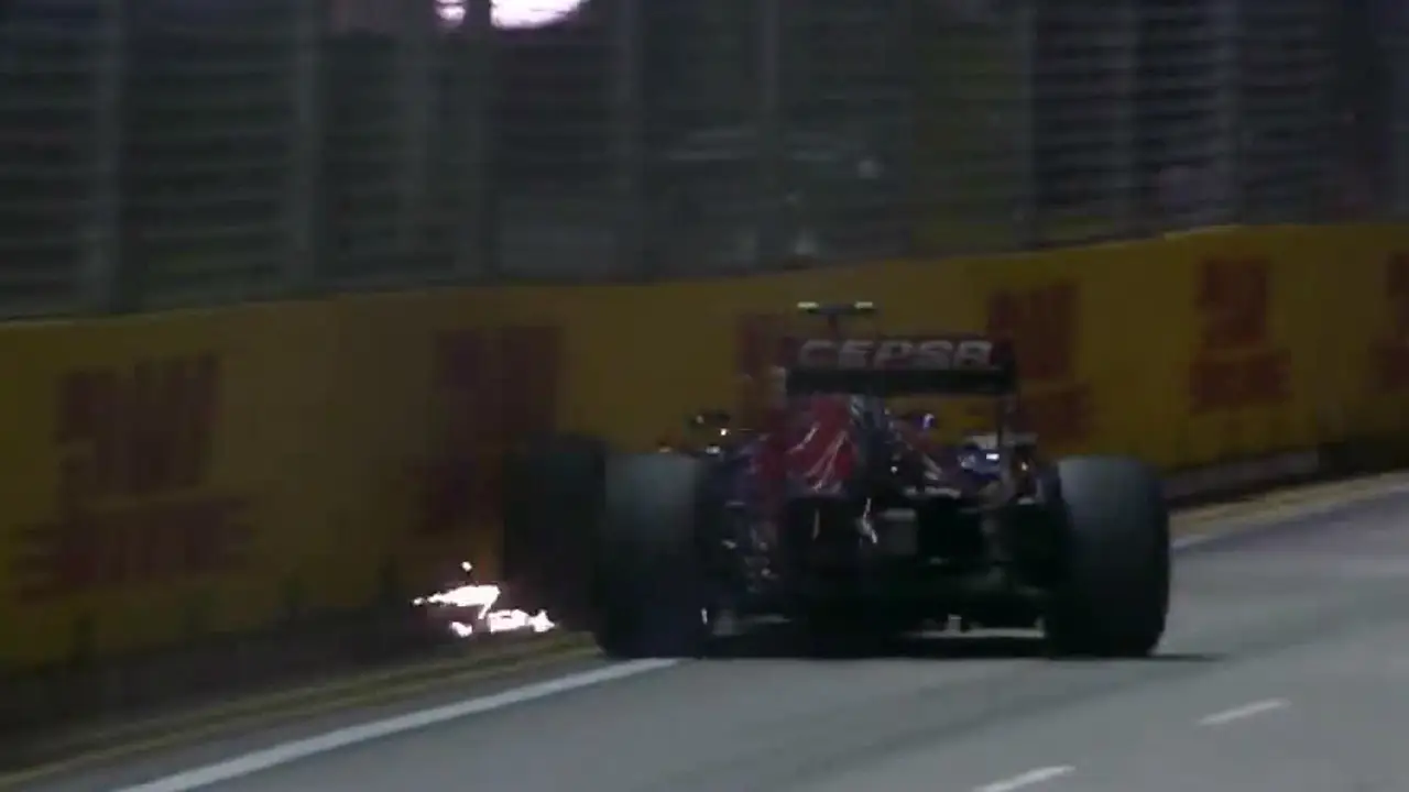Sainz se toca con el muro en plena Q2 del GP de Singapur