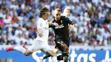 Luka Modric ejecuta un pase ante la presión de El Arabi