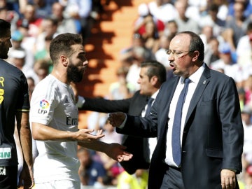 Rafa Benítez da instrucciones a Carvajal durante el partido