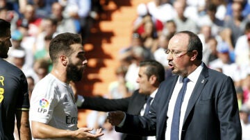 Rafa Benítez da instrucciones a Carvajal durante el partido