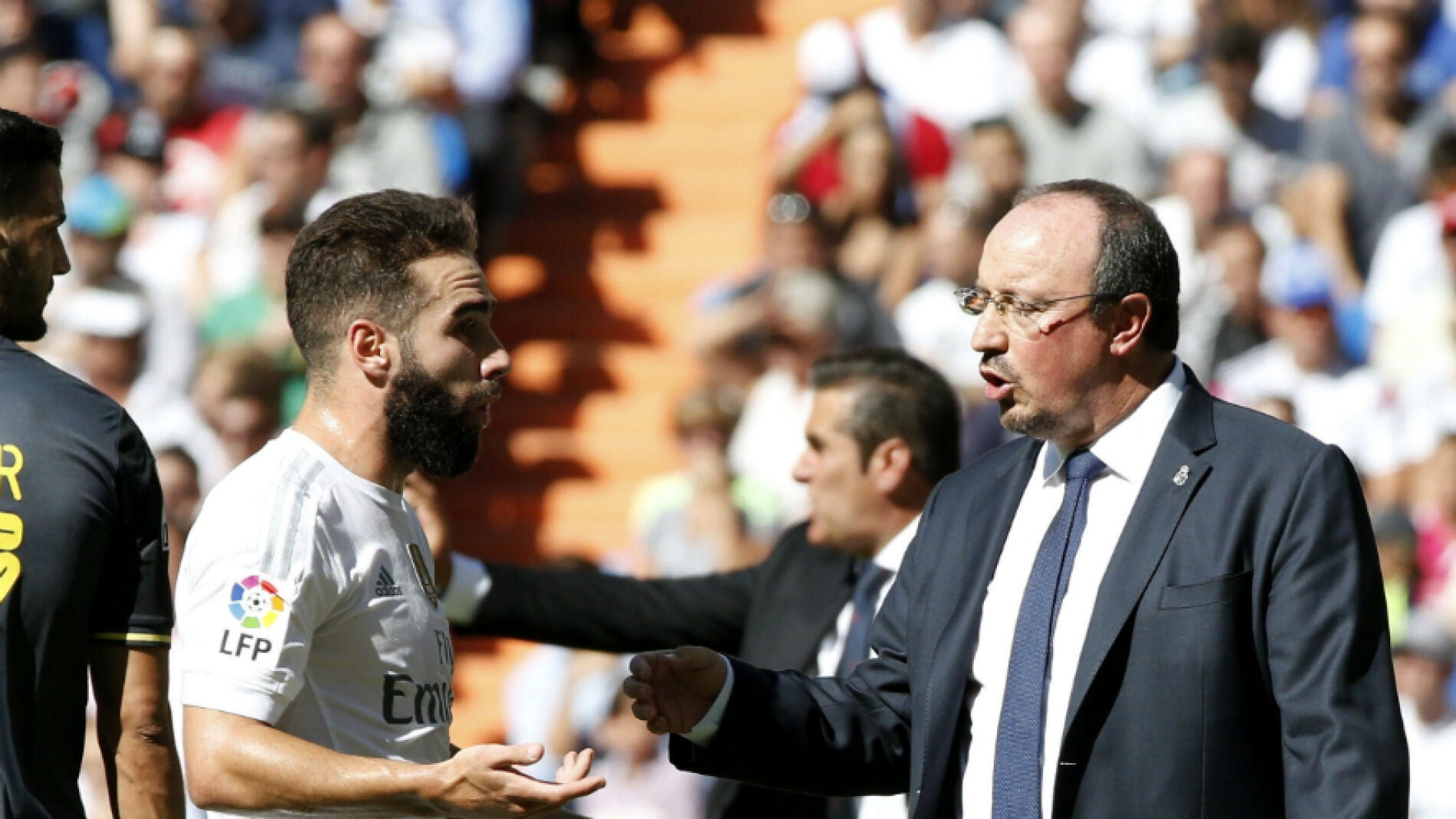 Rafa Ben&iacute;tez da instrucciones a Carvajal durante el partido
