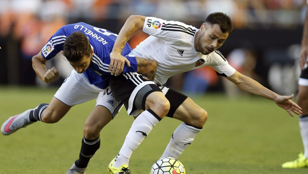 Javi Fuego y Rennella pelean por el balón