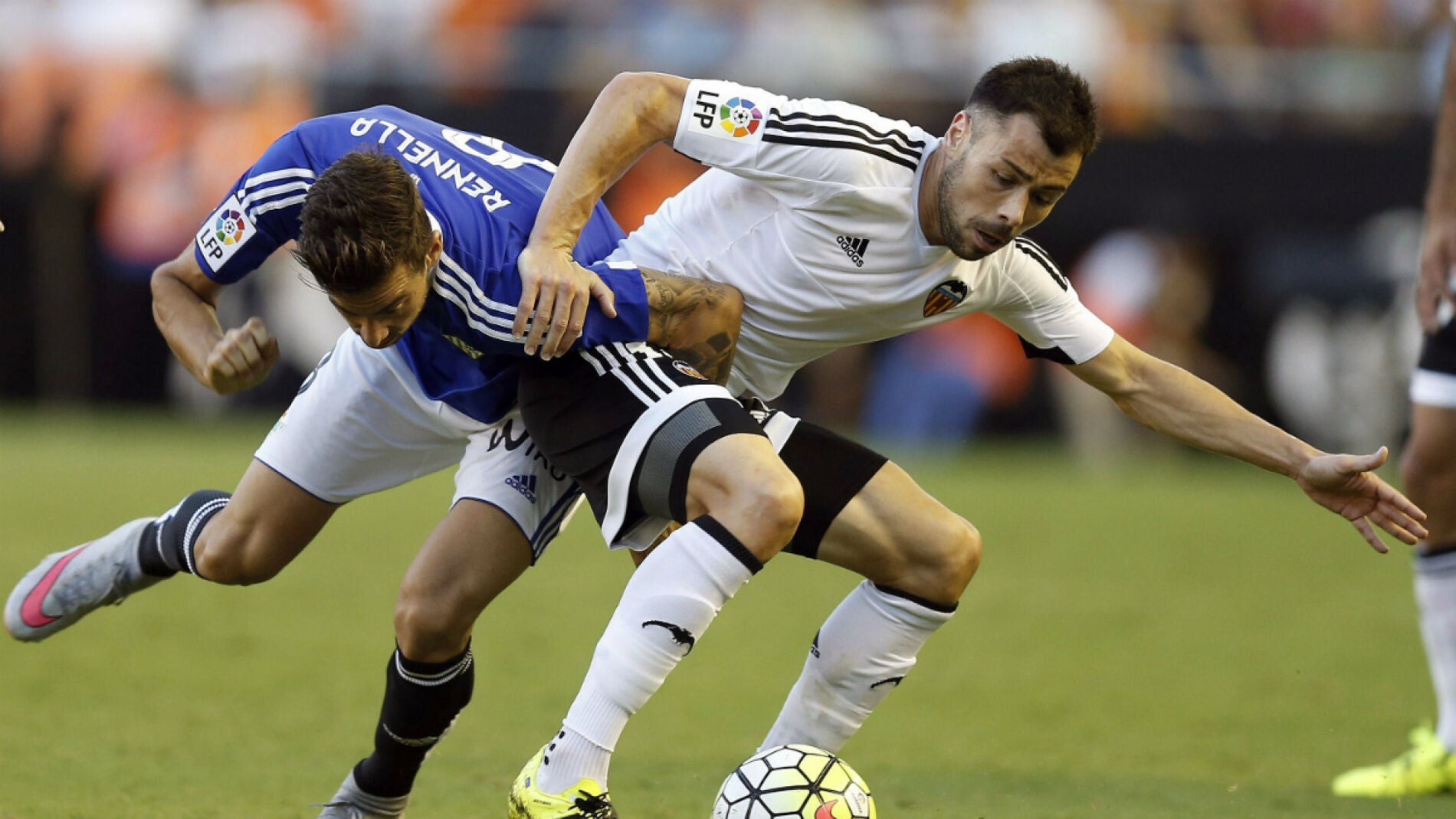 Javi Fuego y Rennella pelean por el bal&oacute;n