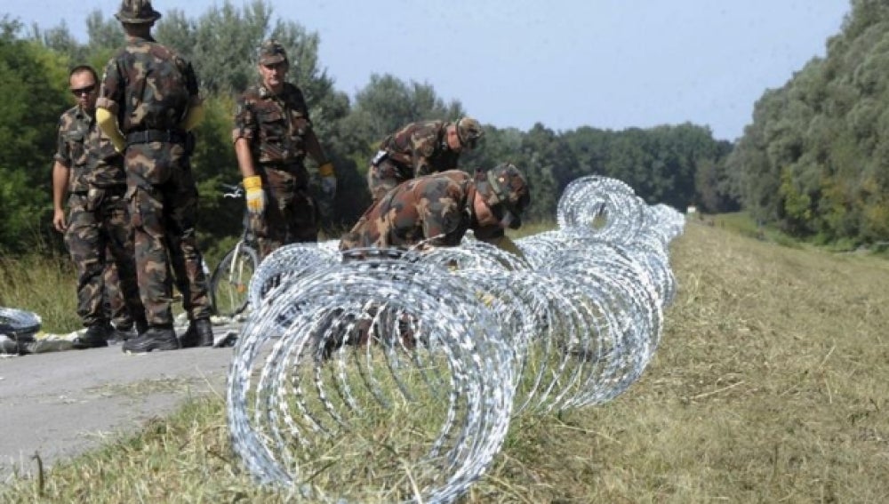 Valla para detener el tránsito de refugiados en Hungría