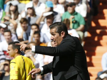 José Ramón Sandoval da instrucciones en la banda del Bernabéu