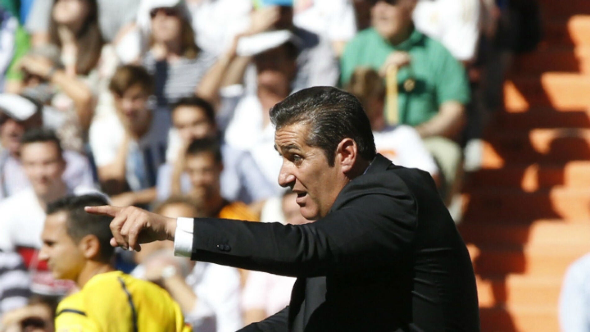 Jos&eacute; Ram&oacute;n Sandoval da instrucciones en la banda del Bernab&eacute;u