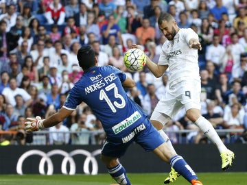 Benzema remata el primer gol del Madrid contra el Granada