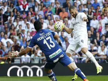 Benzema remata el primer gol del Madrid contra el Granada Benzema remata el primer gol del Madrid contra el Granada