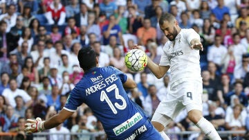 Benzema remata el primer gol del Madrid contra el Granada