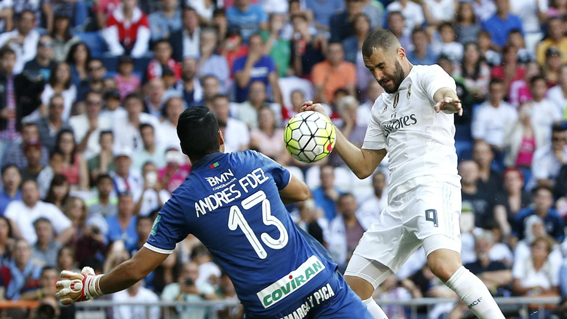 Benzema remata el primer gol del Madrid contra el Granada Benzema remata el primer gol del Madrid contra el Granada