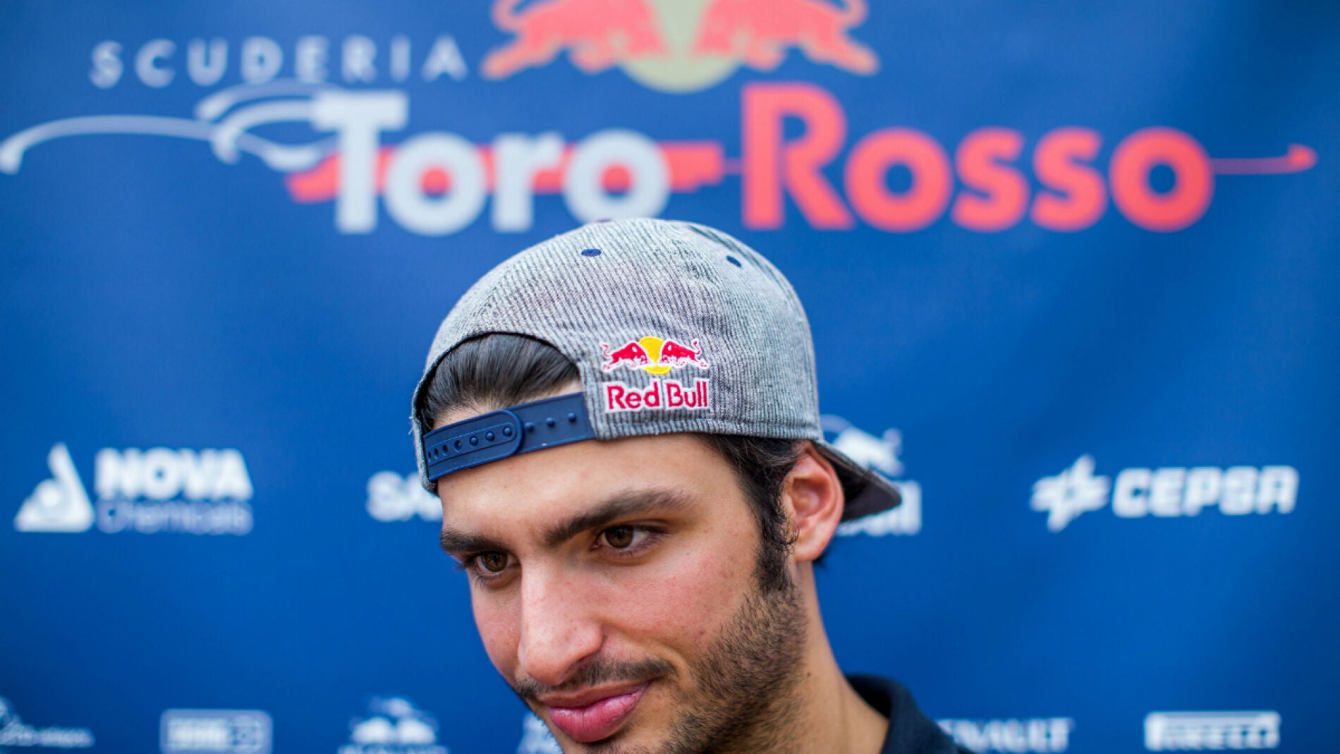 Carlos Sainz, con la gorra hacia atr&aacute;s