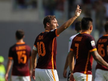 Francesco Totti celebra su gol número 300 con la camiseta de la Roma