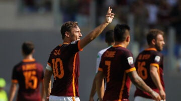 Francesco Totti celebra su gol número 300 con la camiseta de la Roma