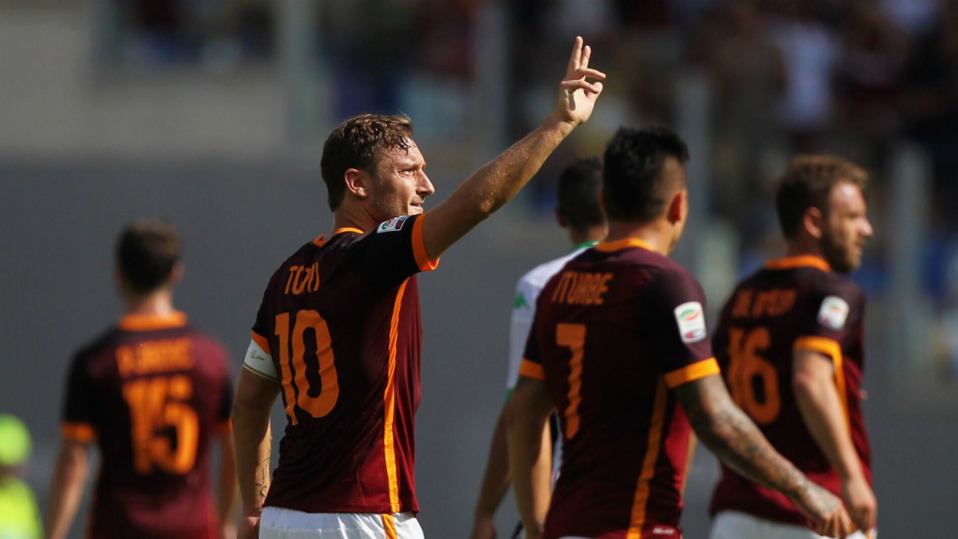 Francesco Totti celebra su gol n&uacute;mero 300 con la camiseta de la Roma
