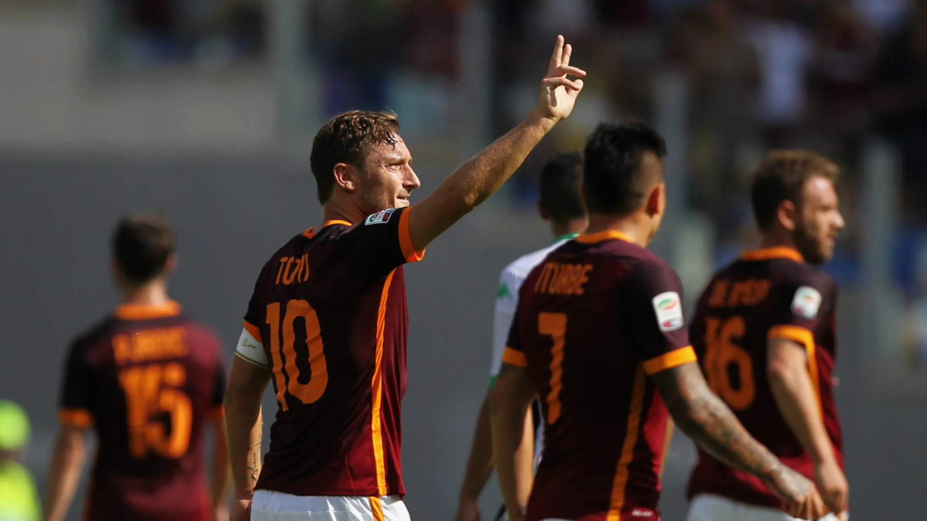 Francesco Totti celebra su gol número 300 con la camiseta de la Roma Francesco Totti celebra su gol número 300 con la camiseta de la Roma