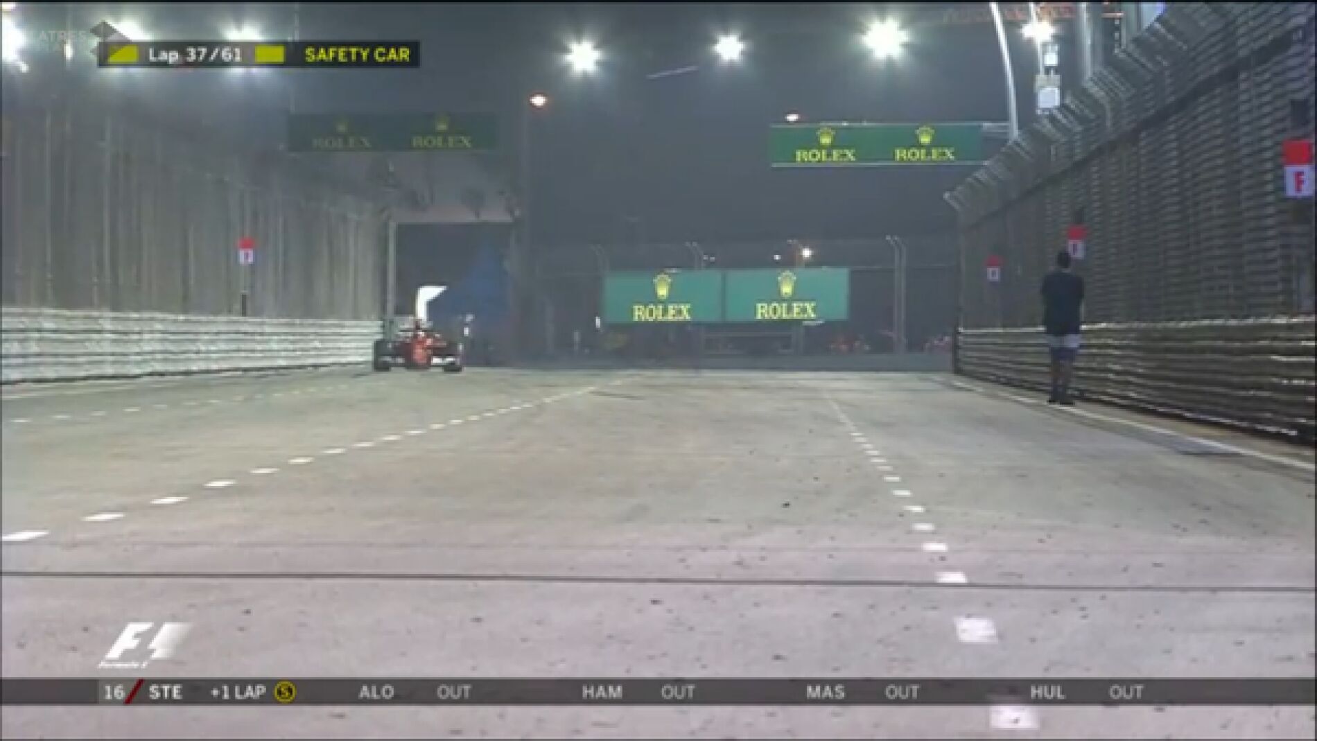 Un aficionado pasea por la pista de Marina Bay en medio de la carrera