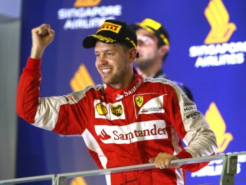 Vettel levanta su puño en el podio