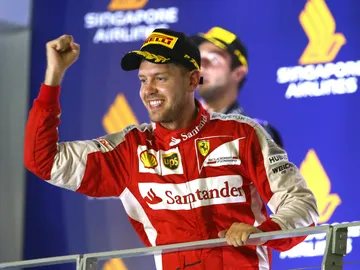 Vettel levanta su puño en el podio Vettel levanta su puño en el podio