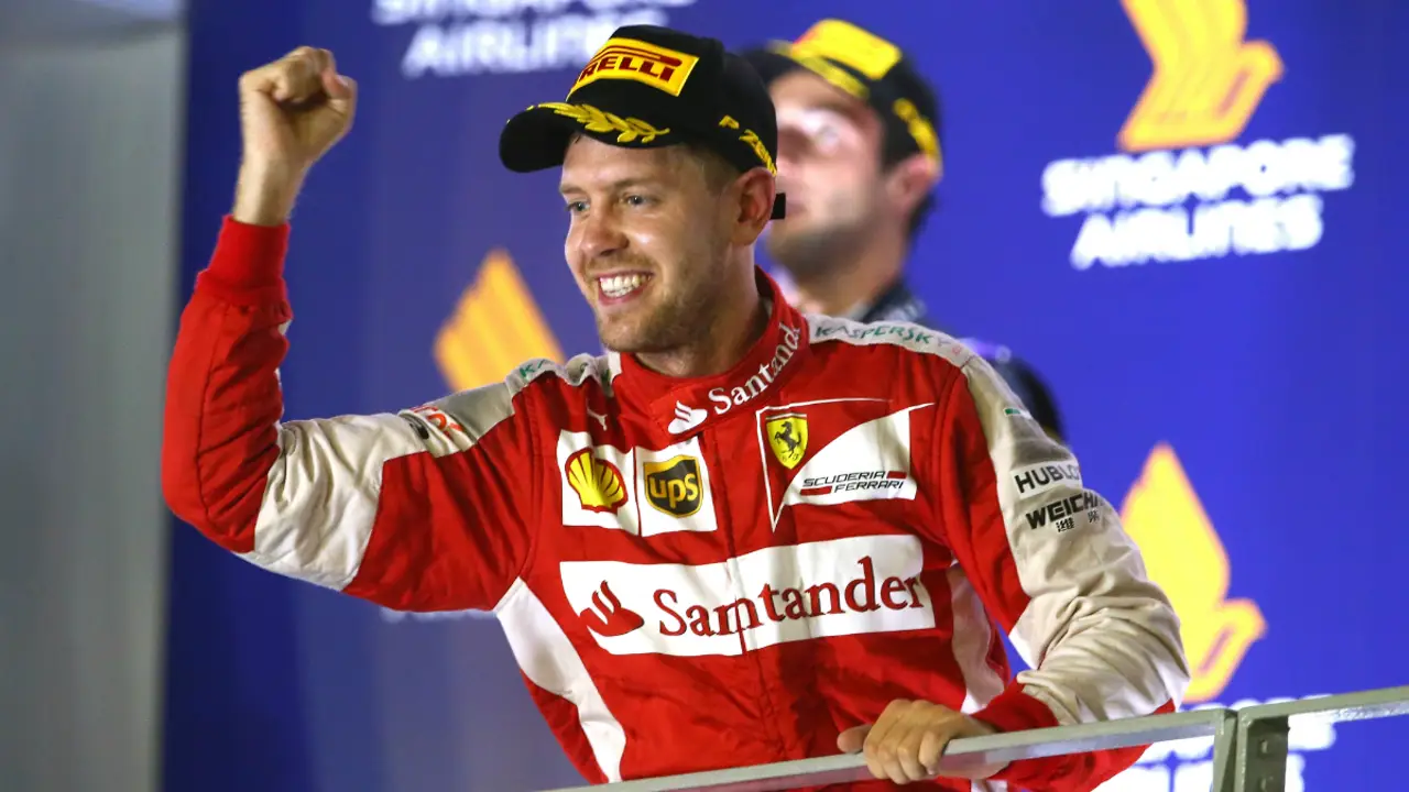 Vettel conquista la noche de Marina Bay con Sainz 9º y Alonso K.O.