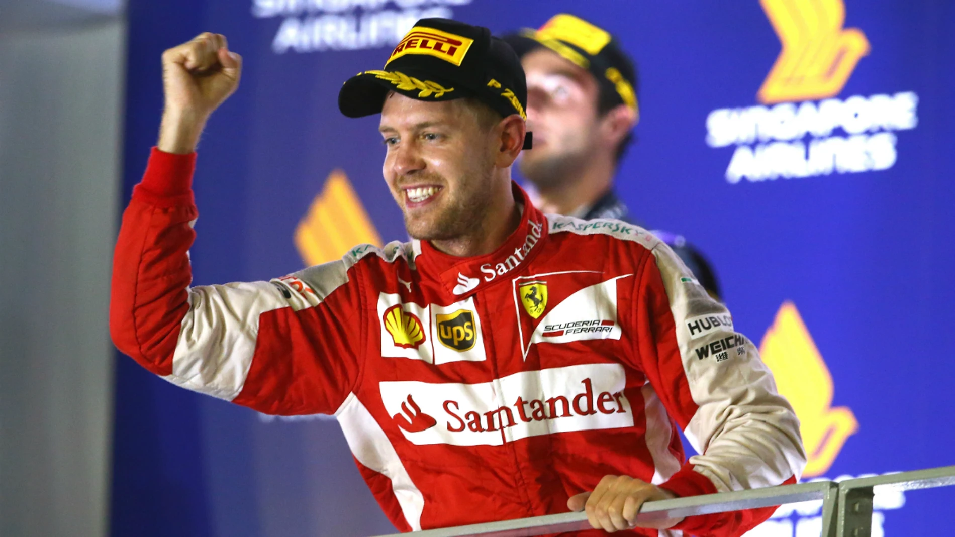 Vettel levanta su puño en el podio