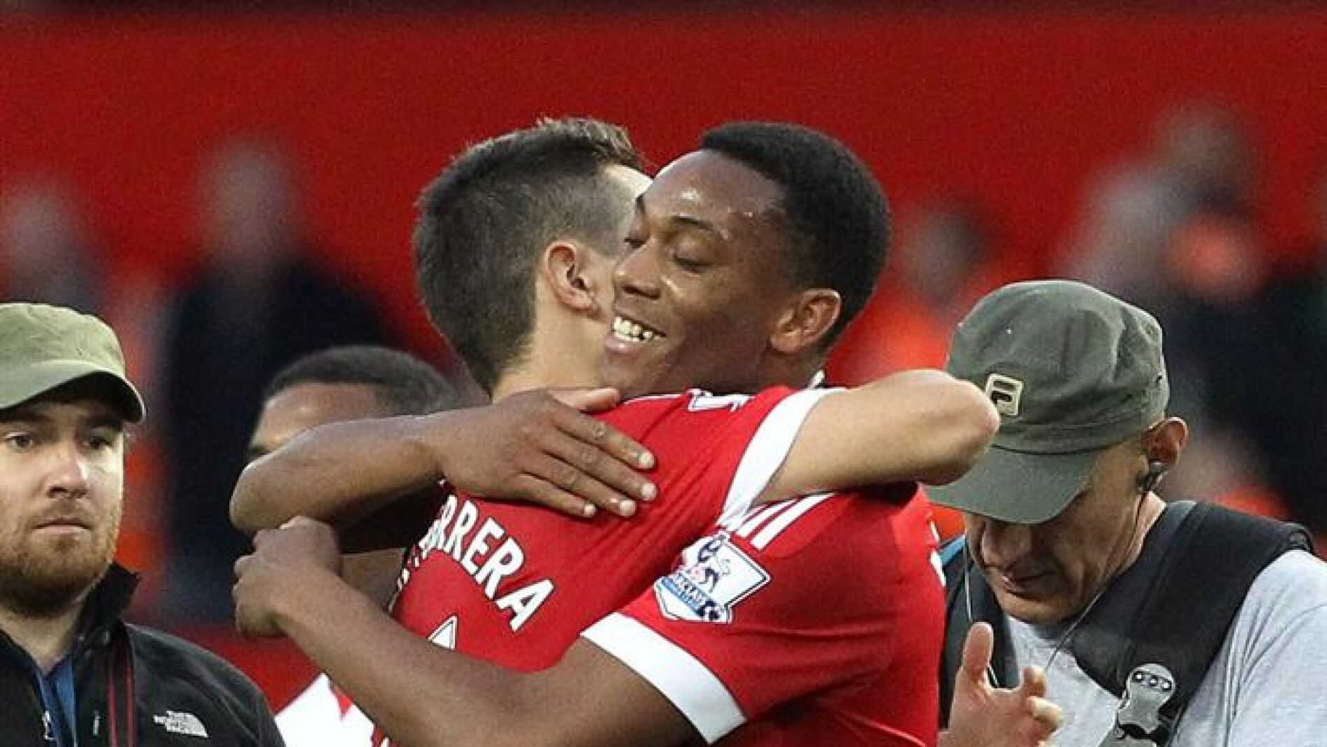 Martial celebra uno de sus goles con Ander Herrera