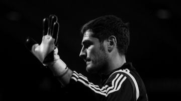 Iker Casillas, saludando a la afición