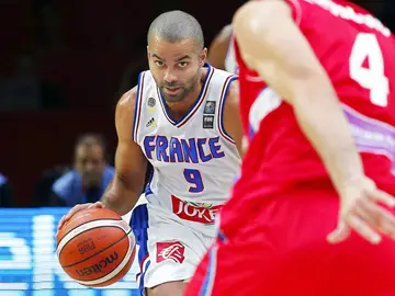 Tony Parker bota el balón ante la presión de Milos Teodosic Tony Parker bota el balón ante la presión de Milos Teodosic