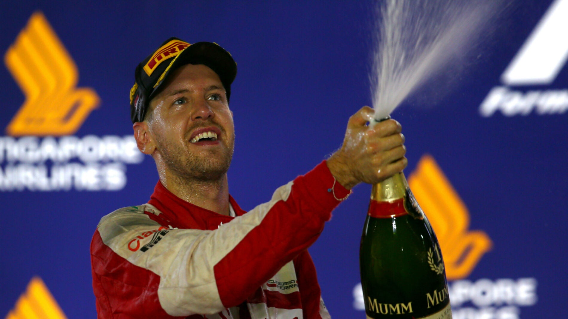 Vettel chorrea champ&aacute;n en el podio de Singapur