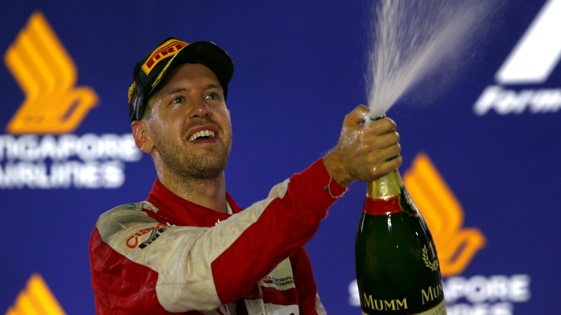 Vettel chorrea champán en el podio de Singapur