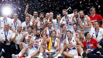 La selección celebra su triunfo en el Eurobasket 2015