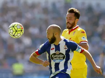 Sanabria y Menéndez disputan el balón Sanabria y Menéndez disputan el balón