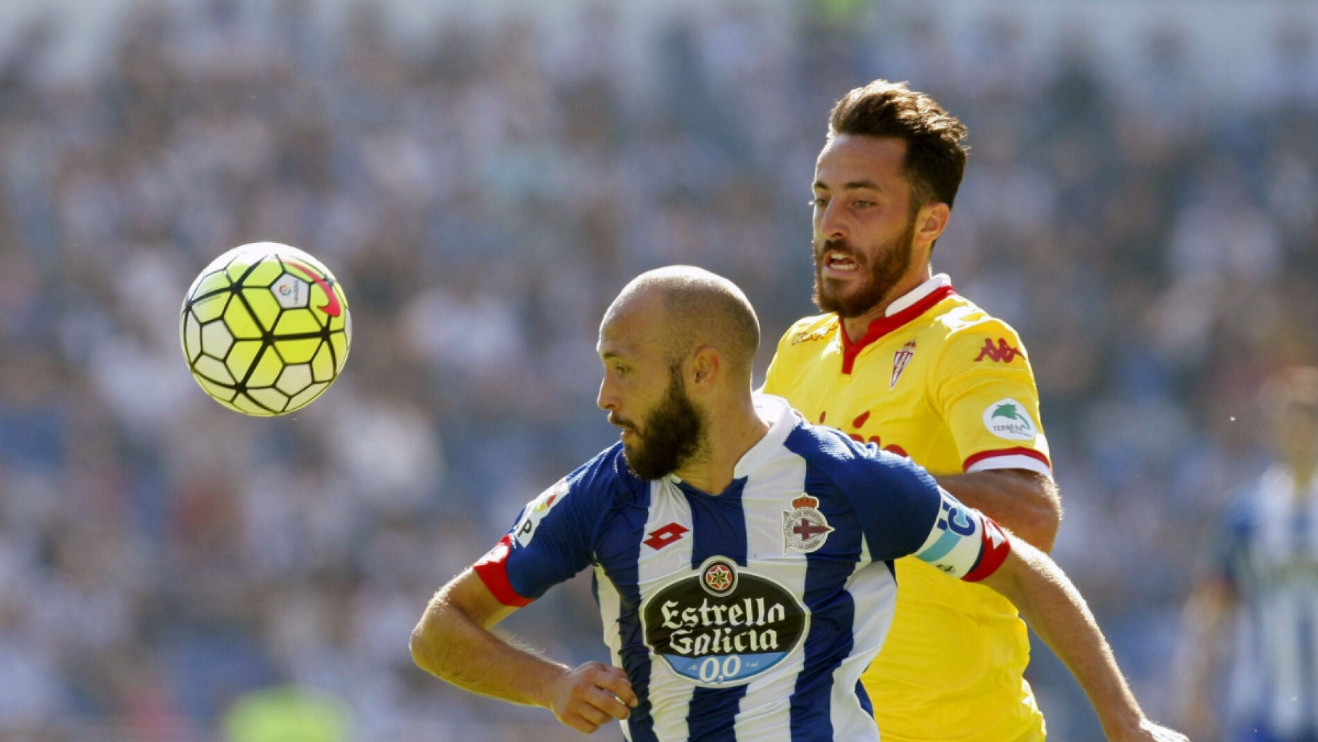 Sanabria y Men&eacute;ndez disputan el bal&oacute;n