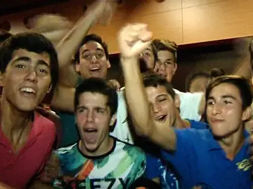 Jóvenes aficionados vibran con la selección de baloncesto Jóvenes aficionados vibran con la selección de baloncesto