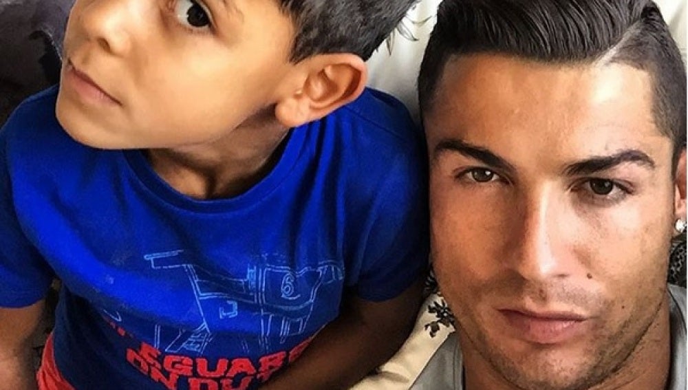 Cristiano Ronaldo, junto a su hijo