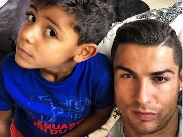 Cristiano Ronaldo, junto a su hijo