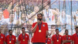 Nikola Mirotic, durante la celebraci&oacute;n con la Selecci&oacute;n en Madrid