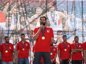 Nikola Mirotic, durante la celebración con la Selección en Madrid