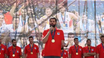 Nikola Mirotic, durante la celebración con la Selección en Madrid