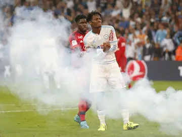 Batshuayi, en el momento en el que se lanzó una bengala al campo Batshuayi, en el momento en el que se lanzó una bengala al campo